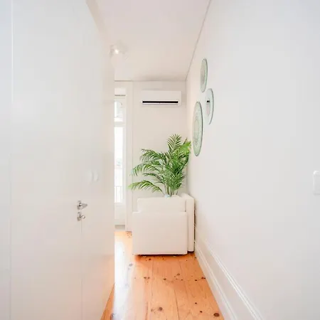 Liiiving In - Downtown Balcony Apartment *