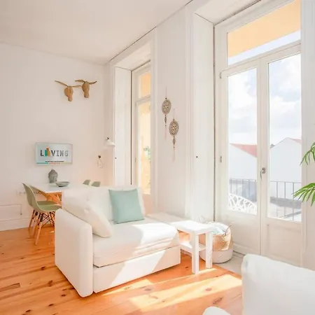 Liiiving In - Downtown Balcony Apartment