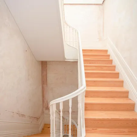 Liiiving In - Downtown Balcony Порту