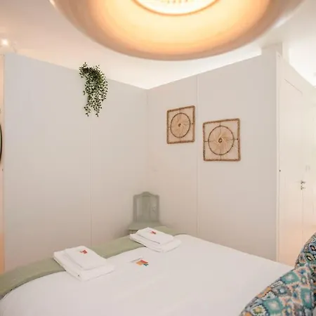 Liiiving In - Downtown Balcony