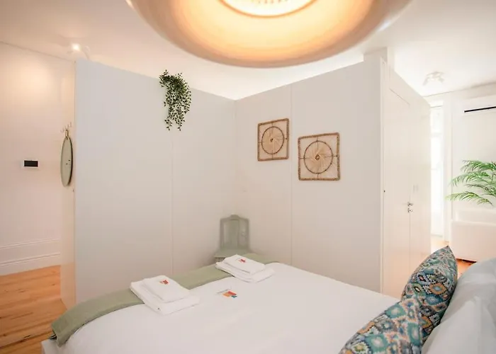 Liiiving In - Downtown Balcony