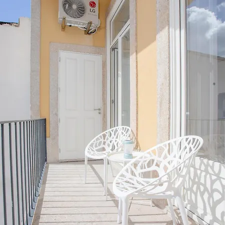 Liiiving In - Downtown Balcony *