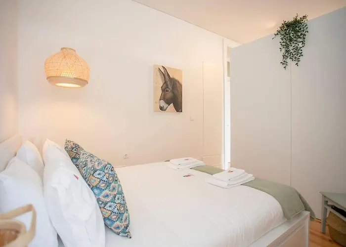 Liiiving In - Downtown Balcony *