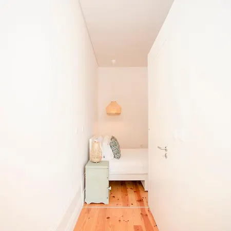 Liiiving In - Downtown Balcony Apartman