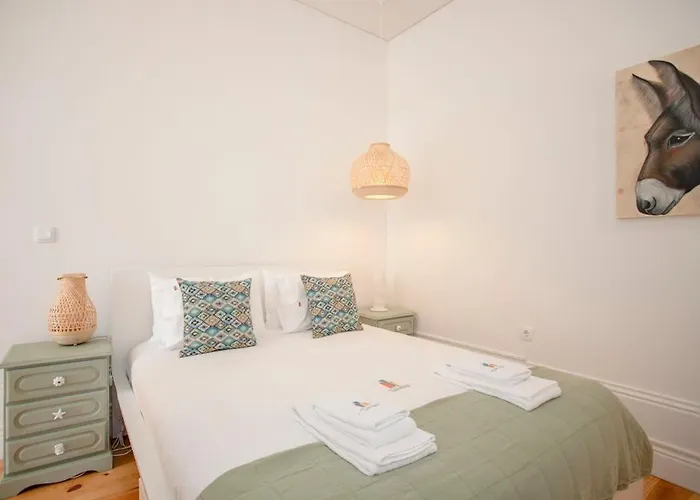 Liiiving In - Downtown Balcony *